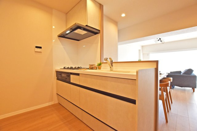 伊丹グリーンハイツのキッチン|カウンターキッチンなので開放感があり、リビングダイニングの空間がより広く感じられます