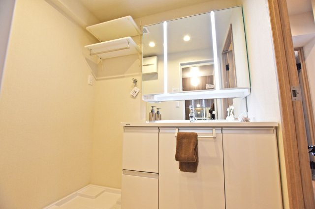 伊丹グリーンハイツの独立洗面台|３面鏡の明るい洗面化粧台で、毎朝の支度もはかどります。
鏡裏と洗面台下にも収納があり、日用品やスキンケア用品などもたくさんしまえてすっきりとした空間を保つことができます。