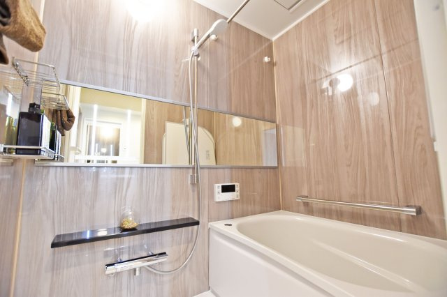 伊丹グリーンハイツの浴室|広々バスルーム。足を延ばしてゆったりと寛げます。
まるっとしたバスタブは手すり付きです。
