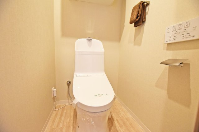 伊丹グリーンハイツのトイレ|温水洗浄便座付きトイレで、座った時にヒヤっとせず年中快適なトイレ時間を過ごせます。
