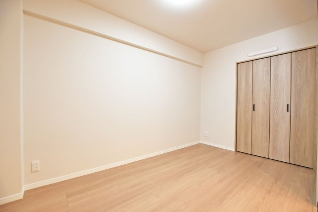 伊丹グリーンハイツの洋室|-洋室5.0帖-
各部屋収納付！増えがちな季節の衣類や本など、大容量の収納スペース♪