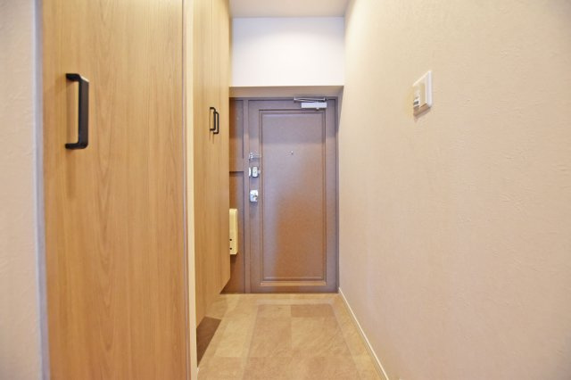 伊丹グリーンハイツの玄関|玄関には天井まであるシューズボックス付き◎
来客時にも綺麗な玄関を保つことができますね♪