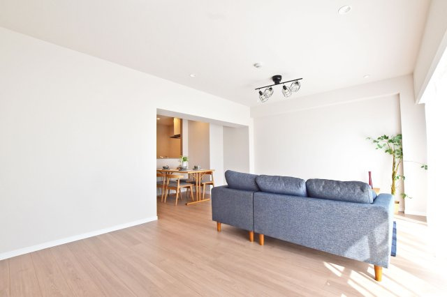 伊丹グリーンハイツの居間・リビング|ＬＤＫは18.4帖の広さを確保。
採光良好なこの空間なら快適に過ごすことができます◎
