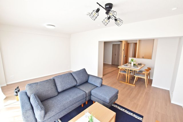 伊丹グリーンハイツの居間・リビング|明るい陽が差し込む広々としたリビングは家族のコミュニケーションが自然に増えますね！
ダイニングテーブルやソファーを設置しても十分な広さです。