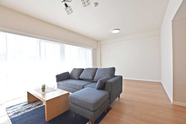 伊丹グリーンハイツの居間・リビング|ご家族みんなで寛げる広々空間。
 リフォームの際にクロス・フローリング張替済の為、室内大変美麗です。 ぜひ一度、ご内覧ください。