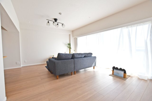 伊丹グリーンハイツの居間・リビング|広くて明るいリビング・ダイニングは、
自然と家族が集まりのびのびと寛げる空間です。