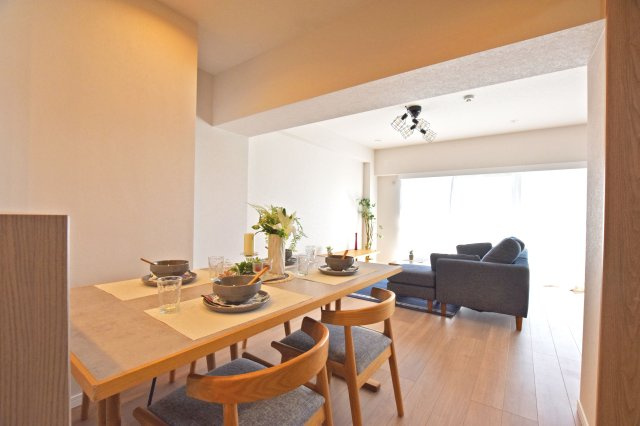 伊丹グリーンハイツの居間・リビング|家族の食事や団らんのほか、子どもを遊ばせたり、友人を招いたりするLDKは住まいの中心です。