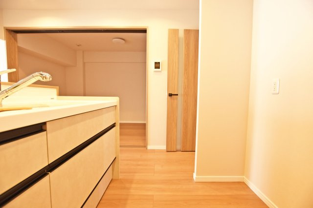 伊丹グリーンハイツのキッチン|十分なキッチンスペースを確保しているため、キッチン後方に冷蔵庫やカップボードなどを設置することも可能です。