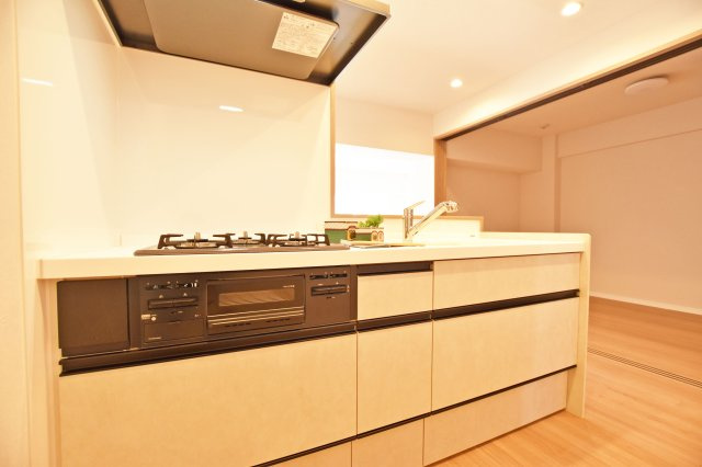 伊丹グリーンハイツのキッチン|吊り戸棚をつけずダイニングとの一体感がある対面キッチンは、手元が見えないように高さがございますので「見せる」と「隠せる」が備わっています◎
