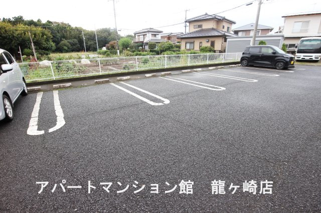 シャンテ・ボヌールの駐車場