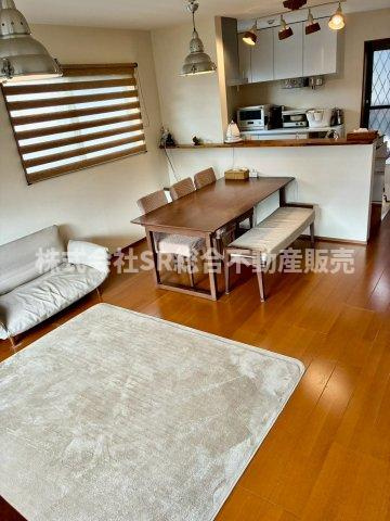 金岡3丁目中古戸建の居間・リビング|ご家族でゆったりとお過ごしいただける明るいリビングです♪