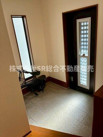 金岡3丁目中古戸建の玄関|玄関広めで使いやすいです！