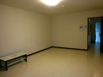 【居間・リビング】 | レオネクスト山根 | 入り口側