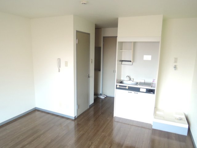 市川ビルの洋室|明るい室内です