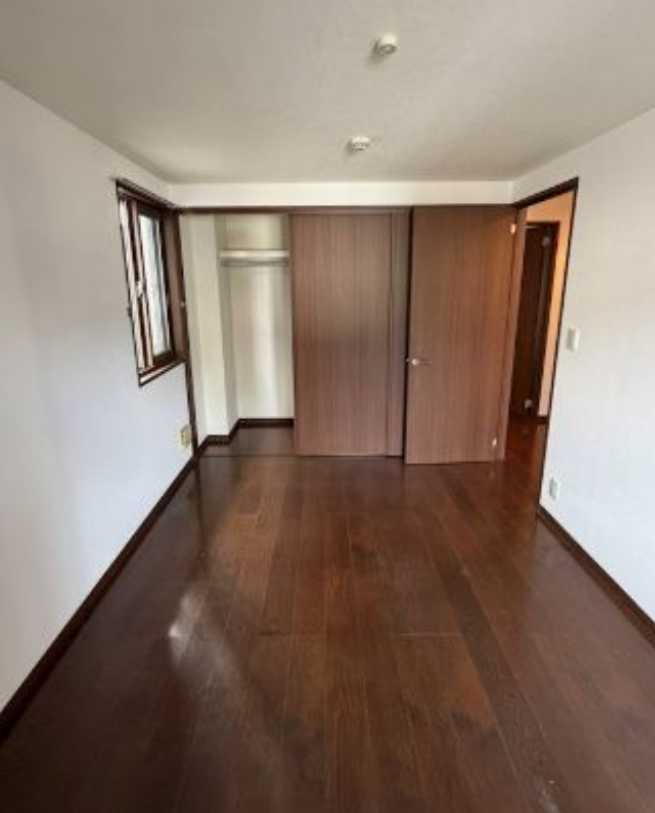 花伝テラス　駐車場付き　陽当たり良好　ルーフバルコニー　の居間・リビング