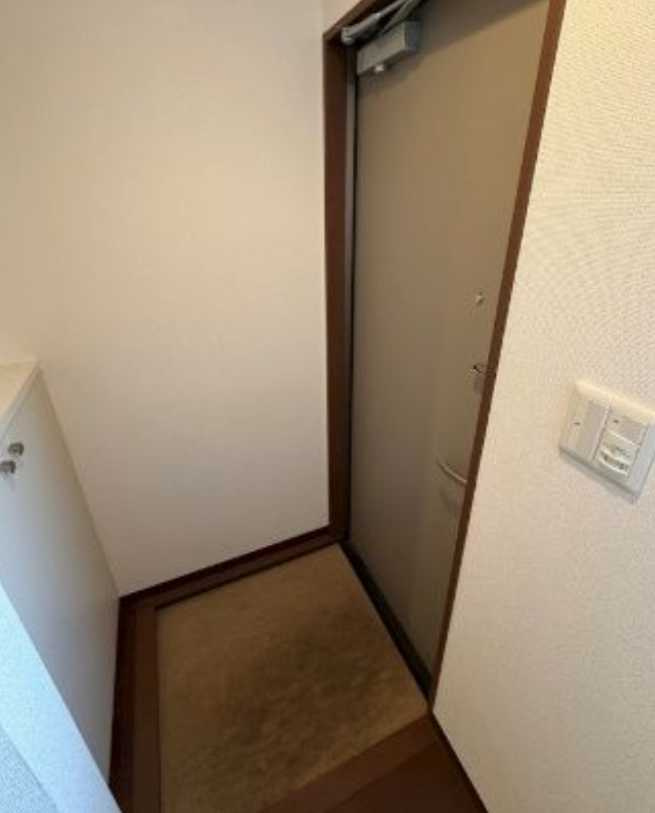 花伝テラス　駐車場付き　陽当たり良好　ルーフバルコニー　の玄関