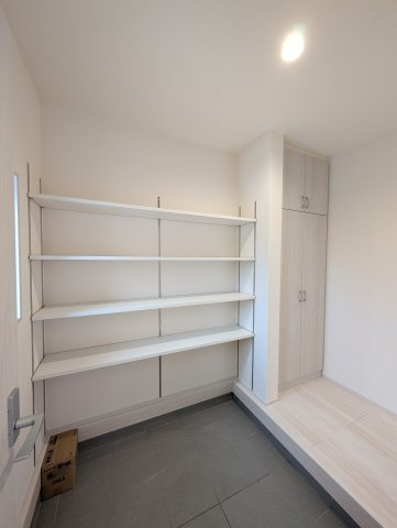 【収納】 | リーブルガーデン.S前橋市富士見町第9原之郷ー① | ウオークスルータイプのシューズインクローク♪