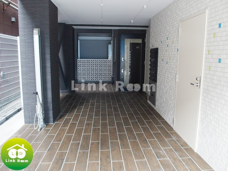 b'CASA立川のエントランス