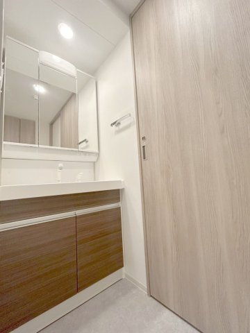 「防音マンション」クリオラモード新江古田サウンドテラスの独立洗面台|独立洗面台、小物を置くことができて便利です