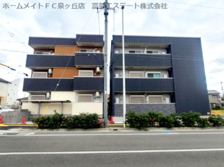 フジパレス初芝駅南イーストの外観|左：本物件　右：フジパレス初芝駅南ウエスト
