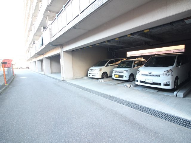 MOグロリーエイトの駐車場