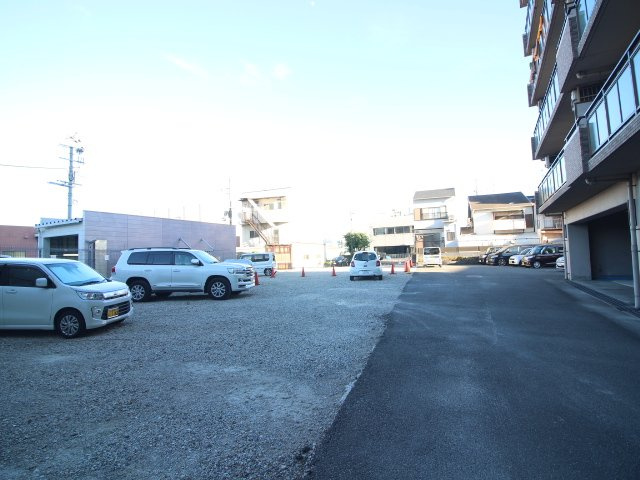 MOグロリーエイトの駐車場