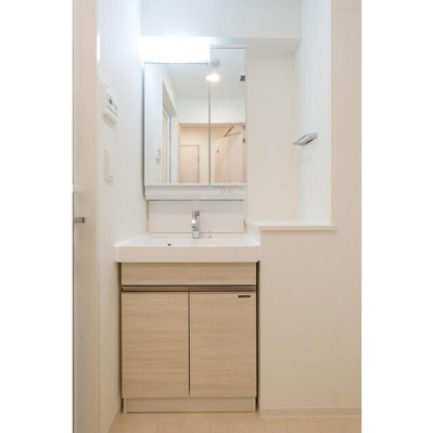 【洗面所】 | コンフォリア・リヴ豊洲キャナル | 明るい洗面所です