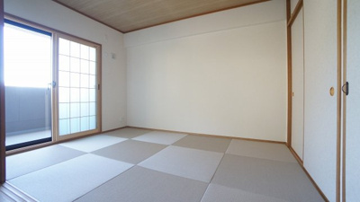 【和室】 | フローレンス井口台 | ６帖の和室
縁なしタタミ、明るく癒される空間