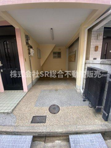 横小路町６丁目中古戸建の駐車場|インナーガレージがございます（高さ約2.3ｍ・奥行き約4ｍ・幅約2ｍ）
