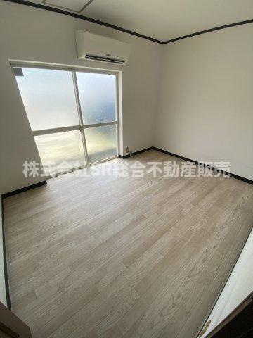 横小路町６丁目中古戸建の洋室|1F6帖洋室。明るくて、使い勝手のいい洋室です