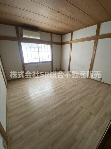 横小路町６丁目中古戸建の寝室|2F8帖洋室。落ち着いて過ごせるお部屋なので、寝室にいかがでしょうか