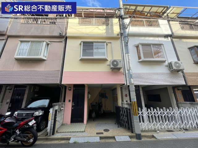横小路町６丁目中古戸建の外観|オーナーチェンジ物件でのご案内になります。
外環にアクセスしやすい立地で飲食店・コンビニが近いです！
