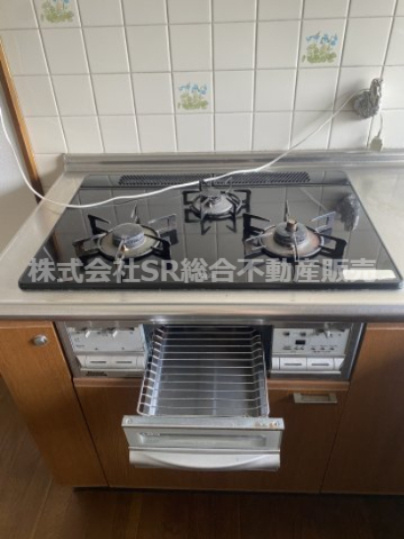 横小路町６丁目中古戸建のキッチン|3口コンロ、グリル付きです♪