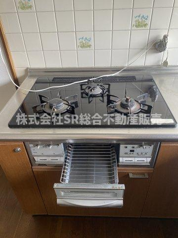 横小路町６丁目中古戸建のキッチン|3口コンロ、グリル付きです！