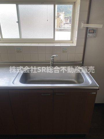 横小路町６丁目中古戸建のキッチン|シンク広めです