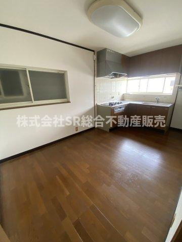 横小路町６丁目中古戸建の居間・リビング|使いやすい居間です