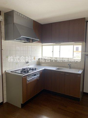 横小路町６丁目中古戸建のキッチン|L字型システムキッチンは使いやすく快適にお料理できます♪