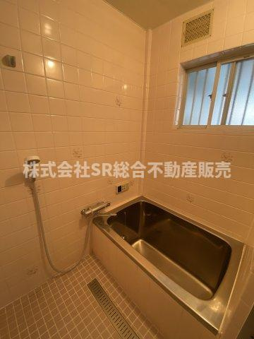 横小路町６丁目中古戸建の浴室|お風呂には窓もあり、換気がバッチリとできます☆