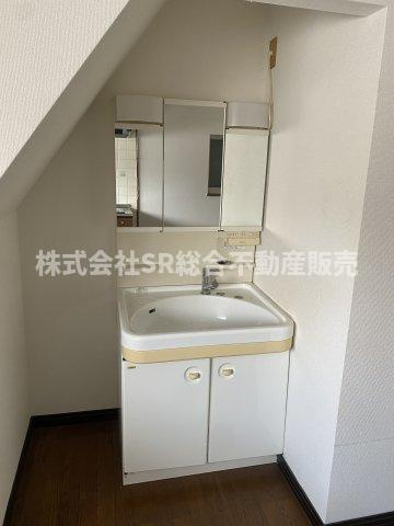 横小路町６丁目中古戸建の独立洗面台|朝の身支度には欠かせない独立洗面化粧台