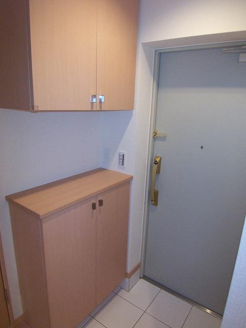 グラントレゾール明大前の玄関