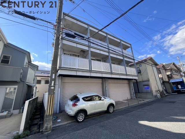 オートロックで外部の人間が簡単に出入りできないため安心です！