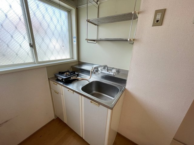 キッチン横に窓があって、換気良好！明るいキッチン☆