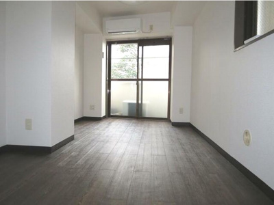 【居間・リビング】 | オークヒルズ | エアコン完備で快適に過ごせる洋室です