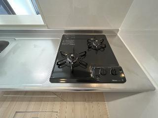 【キッチン】 | （仮）北区熊谷２丁目新築アパート | ２口ガスコンロ（イメージ）