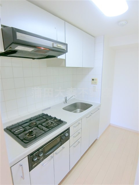 レジデンス新蒲田スクエアのキッチン|3口グリル付キッチン　まな板が置ける調理スペースのある大きめなキッチン