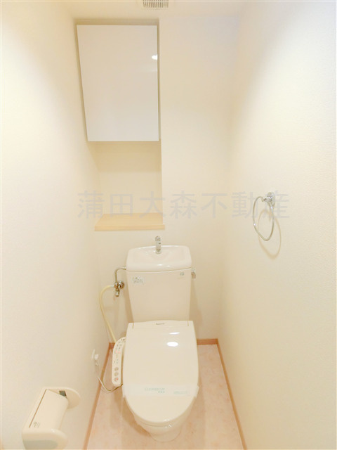 レジデンス新蒲田スクエアのトイレ|棚収納と温水暖房便座付きのトイレ