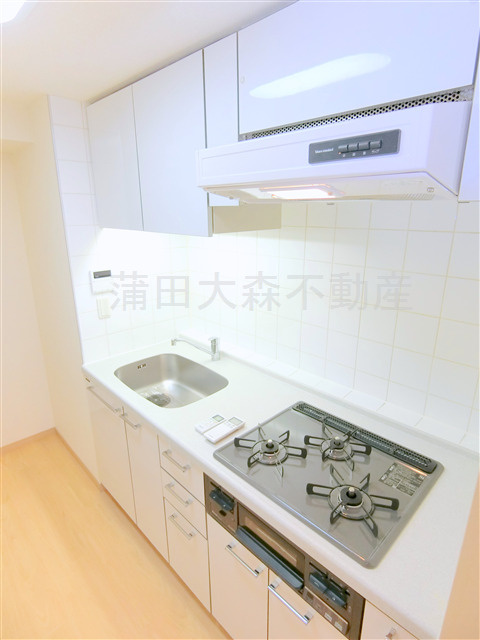 レジデンス新蒲田スクエアのキッチン|3口グリル付キッチン　まな板が置ける調理スペースのある大きめなキッチン