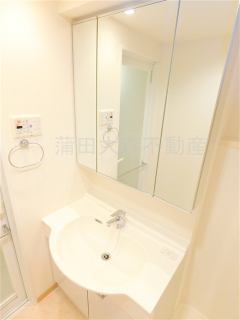 レジデンス新蒲田スクエアの洗面所|3面鏡の独立洗面台　洗面脱衣所