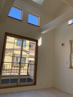 大阪市東淀川区北江口1丁目中古一戸建の居間・リビング|吹き抜け