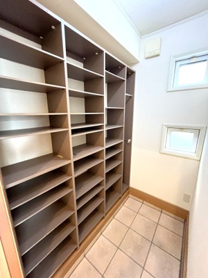 【その他】 | 中古一戸建　高知市春野町南ヶ丘８丁目 | シューズクローク